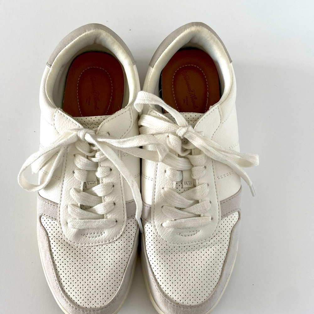 Universal Thread Tennis Shoes Memory Foam Insole Unisex White & Grey Sz 7